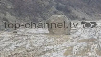 Shembje shkëmbinjsh e dherash bllokojnë aksin Burrel-Rrëshen, qarkullimi i mjeteve kalon në një sens