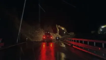 Shembjet në aksin Qafë Plloçë-Qukës, mbyllet përkohësisht ky segment, mjetet orientohen drejt rrugës së vjetër