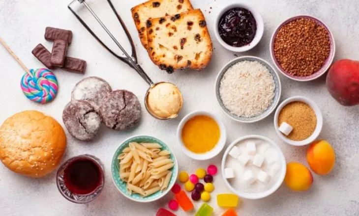 Sheqeri që po ju shkatërron trupin pa e kuptuar, pse pijet dhe ushqimet ‘e shëndetshme’ janë armiku juaj i fshehtë?