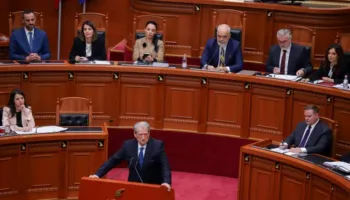 “Shërbëtore e bindur”/ Berisha akuza të rënda në Kuvend: Nuk e mori Palloshin me vete, por ai mori Lubinë në Ankara