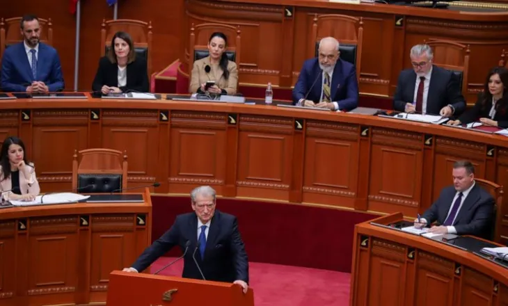 “Shërbëtore e bindur”/ Berisha akuza të rënda në Kuvend: Nuk e mori Palloshin me vete, por ai mori Lubinë në Ankara