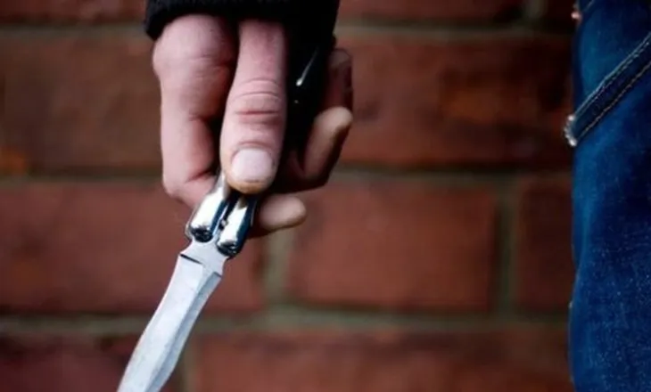 Sherr me thika mes të rinjëve në Gjirokastër, plagoset 24 vjeçari, arrestohet autori