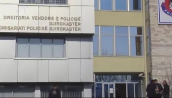 Sherr mes të rinjve në Gjirokastër, 19-vjeçari godet me thikë të riun, arrestohet nga policia