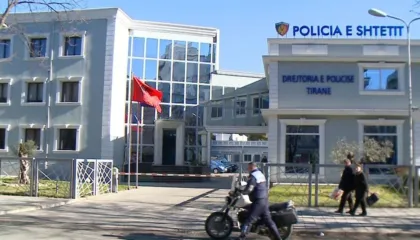 Sherr në komisariatin e policisë në Tiranë/ Dy motrat futen dhe dhunojnë oficeren, përfundojnë në pranga