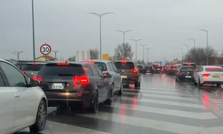 Shi dhe fluks automjetesh, trafik i rënduar në superstradën Milot-Lezhë