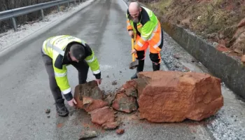 Shi i dendur në Kukës, rënie gurësh në disa prej akseve nacionale