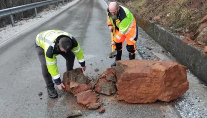 Shi i dendur në Kukës, rënie gurësh në disa prej akseve nacionale