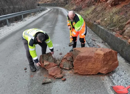 Shi i dendur në Kukës, rënie gurësh në disa prej akseve nacionale