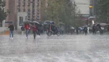 Shira të dendur, shtrëngata dhe erë e fortë gjatë ditës së sotme, ulen temperaturat