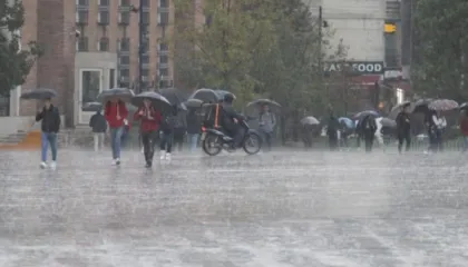 Shira të dendur, shtrëngata dhe erë e fortë gjatë ditës së sotme, ulen temperaturat