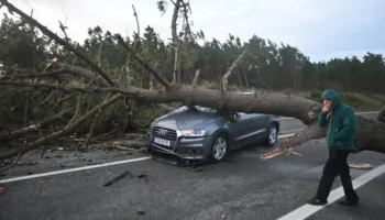 Shira të rrëmbyeshëm dhe erëra të forta/ ‘Kristin’ shkakton dy të vdekur në Portugali. Pamjet e frikshme