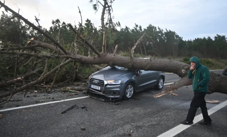 Shira të rrëmbyeshëm dhe erëra të forta/ ‘Kristin’ shkakton dy të vdekur në Portugali. Pamjet e frikshme