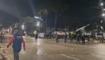 Shishe të hedhura, gurë e mbetje nga molotovët e përdorur/ Çfarë lanë pas protestuesit e PD