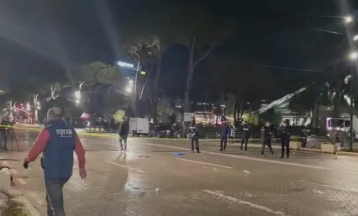 Shishe të hedhura, gurë e mbetje nga molotovët e përdorur/ Çfarë lanë pas protestuesit e PD