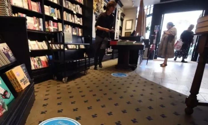 Shitje rekord e biblave në Britani, të rinjtë po i drejtohen kishave