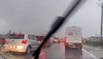 Shiu bllokon autostradën Tiranë-Durrës, apeli i Policisë Rrugore: Si do devijohet lëvizja e makinave