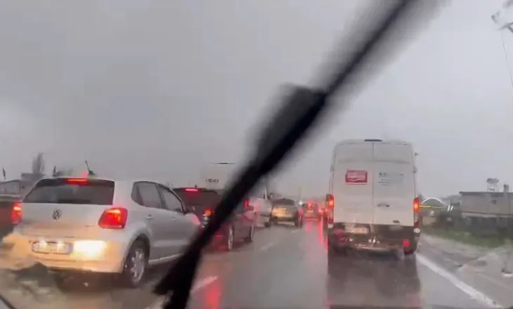 Shiu bllokon autostradën Tiranë-Durrës, apeli i Policisë Rrugore: Si do devijohet lëvizja e makinave