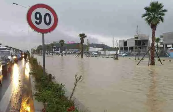 Shiu dhe bora e “okupojnë” Shqipërinë, regjistrohet viktima e parë