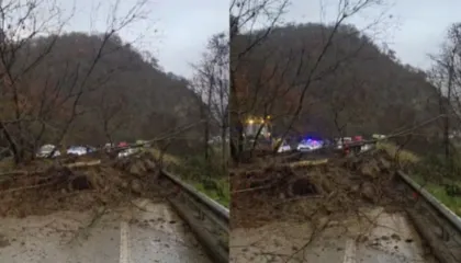 Shkalla e Zezë bllokon rrugën Tepelenë–Gjirokastër, automjetet presin radhë të gjata