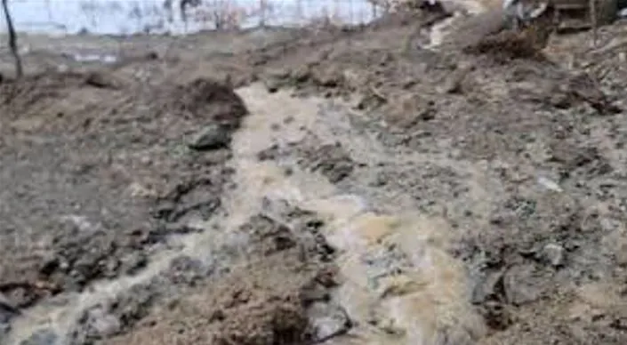 Shkarje dherash në qarkun e Kukësit/ Rrezikohen tre banesa në fshatin Cernaleve