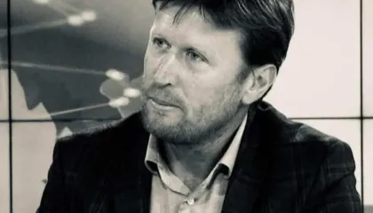 Shkëlzen Çoça: Himni i të përkulurve