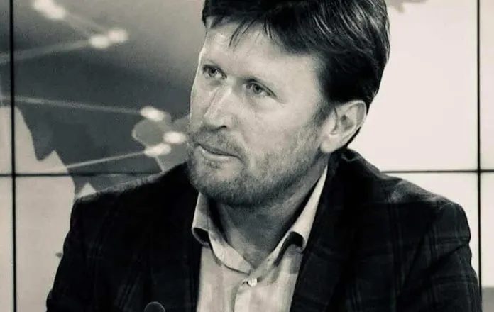 Shkëlzen Çoça: Himni i të përkulurve