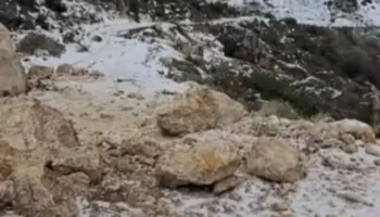 Shkëputet masivi i dheut në fshatin Matogjin-Bashaj, dhjetëra familje mbesin të izoluara (VIDEO)