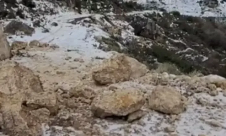 Shkëputet masivi i dheut në fshatin Matogjin-Bashaj, dhjetëra familje mbesin të izoluara (VIDEO)