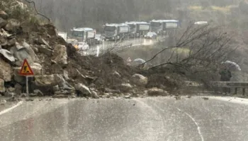 Shkëputet masivi shkëmbor, bllokohet rruga në aksin Gjirokastër-Tepelenë