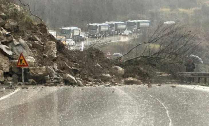 Shkëputet masivi shkëmbor, bllokohet rruga në aksin Gjirokastër-Tepelenë