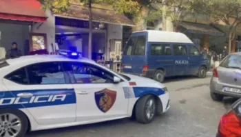 Shkodër/ Përshtatën banesën si “shtëpi bari”, sekuestrohet lënda narkotike, arrestohet 49-vjeçari, në kërkim…