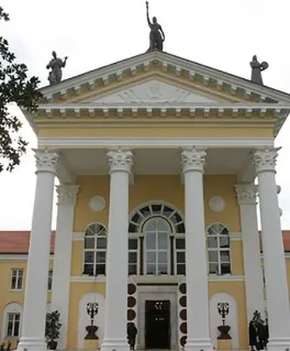 Shkrimtarët i drejtohen ministrisë me peticion për anulimin e Çmimeve Kombëtare 2024 dhe pezullimin e “Poetit Laureat”