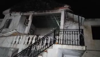 Shkrumbohet banesa e 11 familjarëve në Klos, kryefamiljari: Mbetëm në qiell të hapur