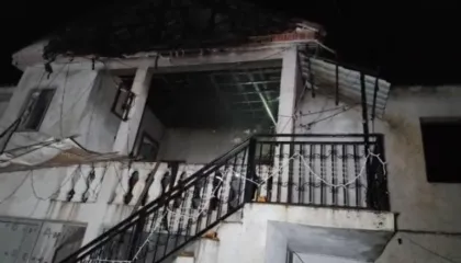 Shkrumbohet banesa e 11 familjarëve në Klos, kryefamiljari: Mbetëm në qiell të hapur