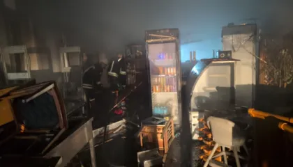 Shkrumbohet lokali në Durrës, dyshohet se flaka nisi nga një shkëndijë elektrike