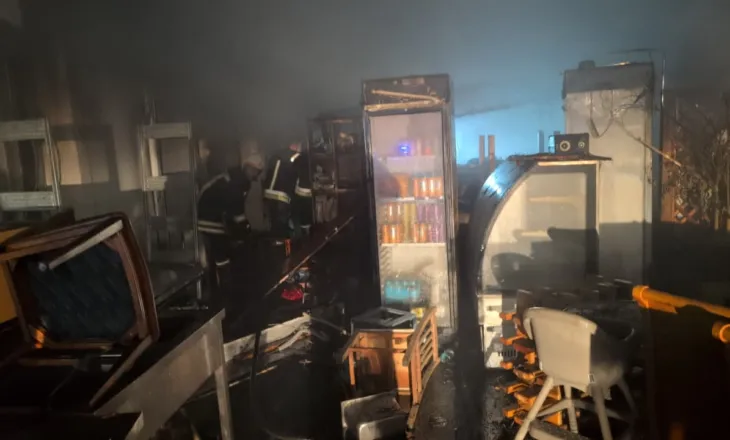 Shkrumbohet lokali në Durrës, dyshohet se flaka nisi nga një shkëndijë elektrike