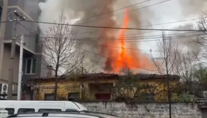 Shkrumbohet nga flakët banesa, banorët arrijnë të dalin në kohë nga shtëpia