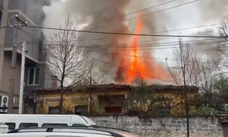 Shkrumbohet nga flakët banesa, banorët arrijnë të dalin në kohë nga shtëpia