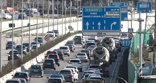 Shkuan për të parë borën në Dajt, qytetarët bllkohen në trafik kilometrik