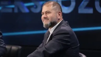 Shkullaku: Si u ul një e pandehur në krah të ambasadores së SHBA