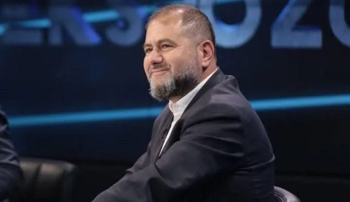 Shkullaku: Si u ul një e pandehur në krah të ambasadores së SHBA