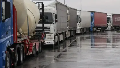 Shoferët e kamionëve në disa vende të Ballkanit bllokojnë kalimet kufitare, shenjë proteste kundër pasojave të sistemit të ri digjital të BE-së