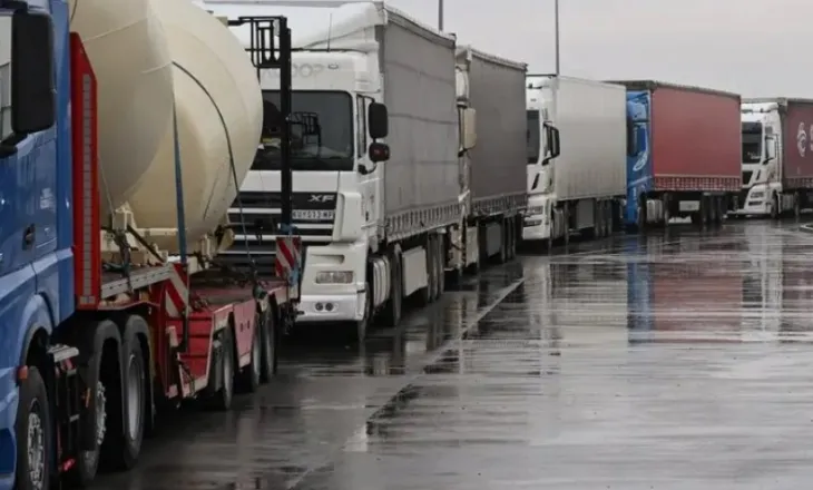 Shoferët e kamionëve në disa vende të Ballkanit bllokojnë kalimet kufitare, shenjë proteste kundër pasojave të sistemit të ri digjital të BE-së