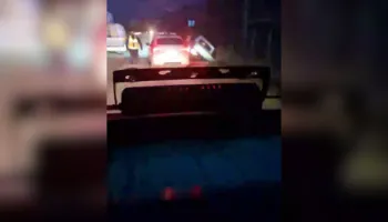 Shoferi i dehur përplaset me pemën, humb jetën pasagjeri 21-vjeçar në Elbasan