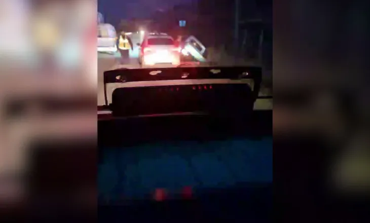 Shoferi i dehur përplaset me pemën, humb jetën pasagjeri 21-vjeçar në Elbasan