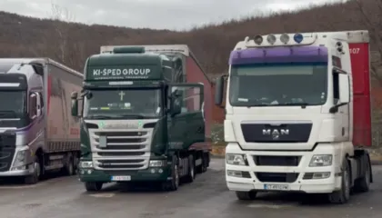 Shoqata e kamionistëve në grevë, dogana e Qafë Thanës funksionon me hyrje të pakta kamionësh