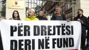 Shoqëria civile proteston para Kuvendit për Ballukun: Dorëzoni imunitetin e hajdutëve!