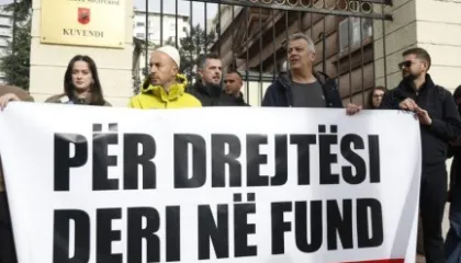 Shoqëria civile proteston para Kuvendit për Ballukun: Dorëzoni imunitetin e hajdutëve!