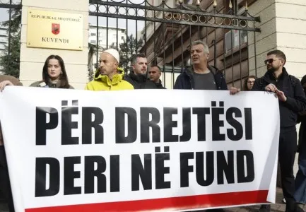 Shoqëria civile proteston para Kuvendit për Ballukun: Dorëzoni imunitetin e hajdutëve!