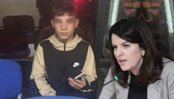 Shoqërimi i të miturit në komisariat/ Koçiu: Po qëllonte efektivët me gurë…